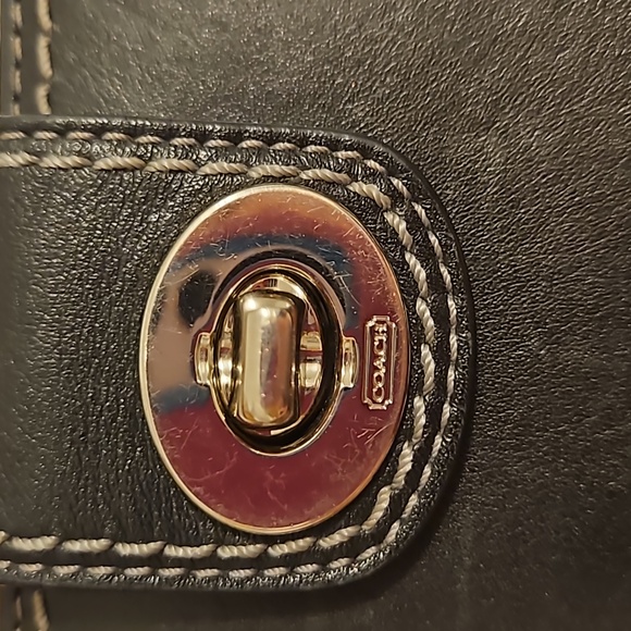 Coach Hampton Turn Key Lock Bi Fold Over Leather PRISTINE CONDITION - Picture 8 of 8